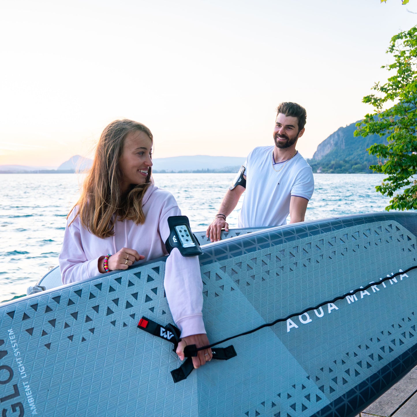 Aqua Marina - GLOW 10'4" iSUP polyvalent avec système d'éclairage ambiant
