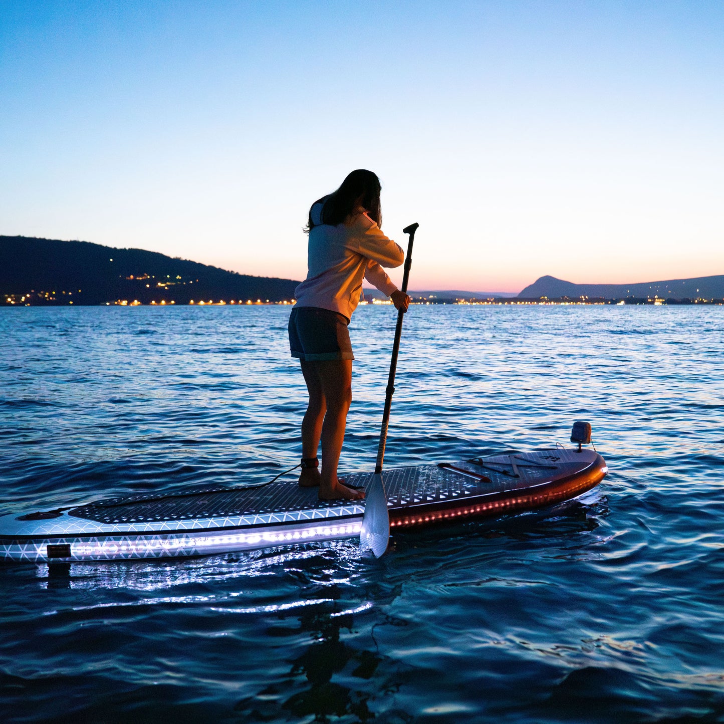 Aqua Marina - GLOW 10'4" iSUP polyvalent avec système d'éclairage ambiant