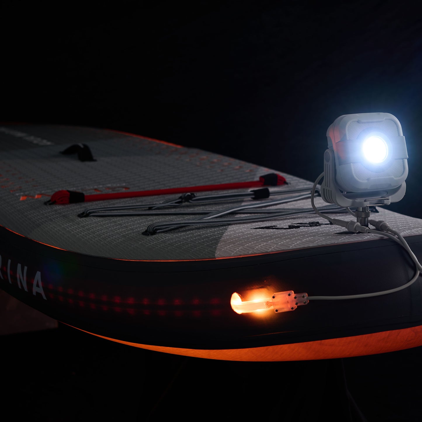 Aqua Marina - GLOW 10'4" iSUP polyvalent avec système d'éclairage ambiant